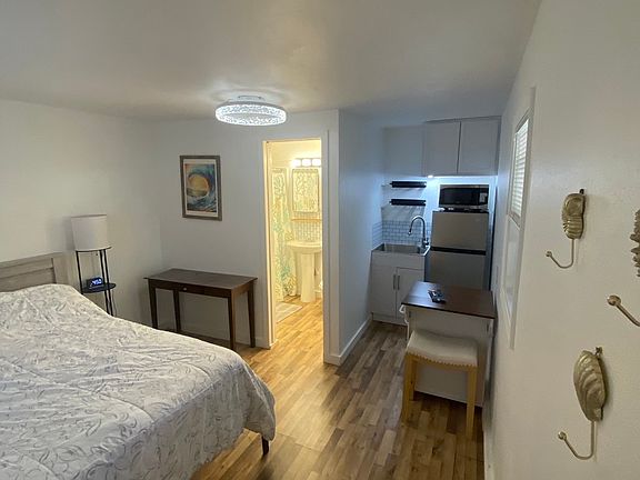 4th image of 107 E Barnett St