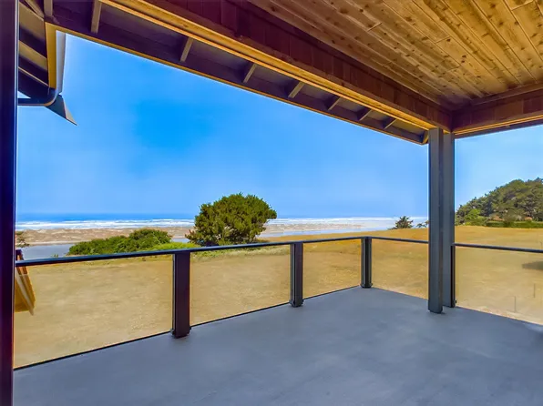 3032 Sandpointe Dr, McKinleyville, CA 95519