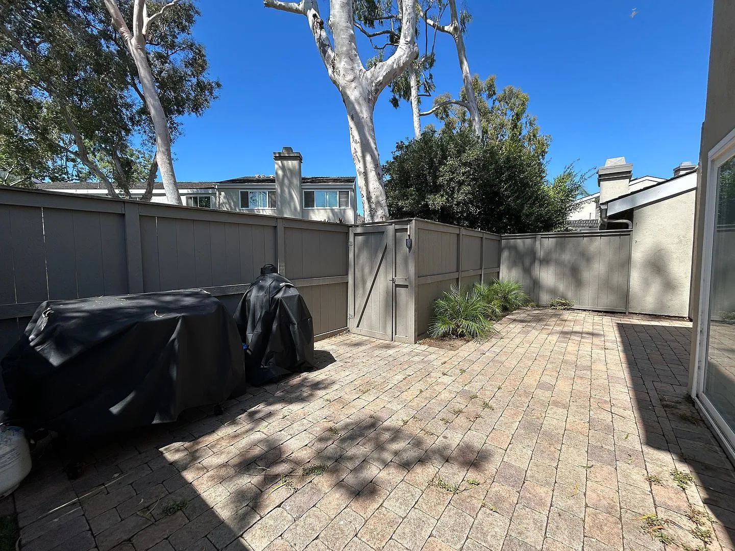 Spacious 5 Bed 3 Bath Townhome Near Beach in Huntington Beach! — Photo 4