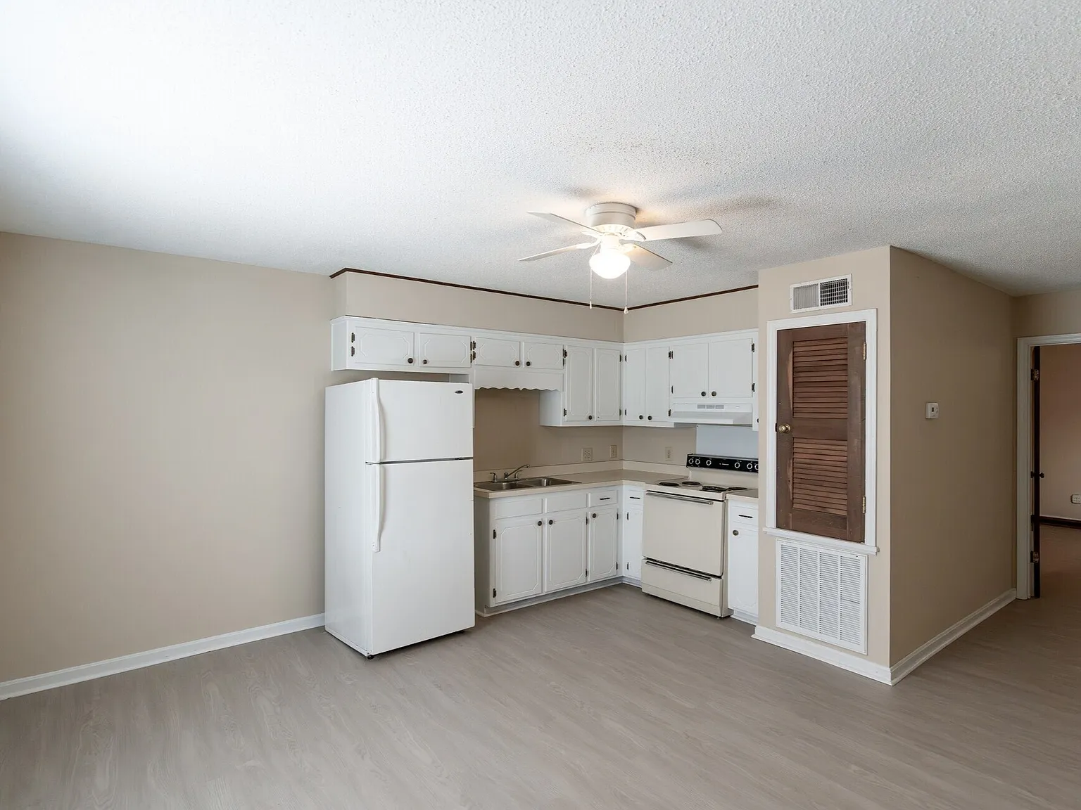 Campbell Court Apartments — Photo 1