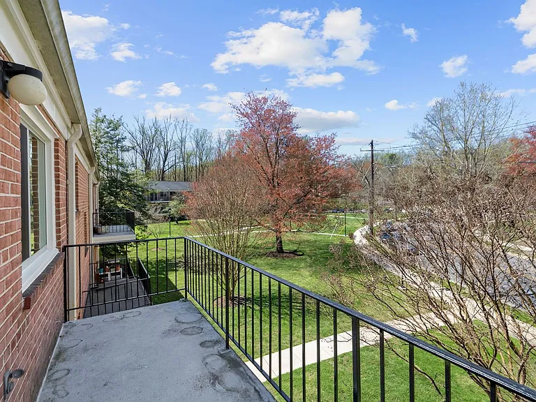 10619 Weymouth St #201 — Photo 23