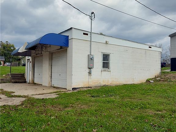 3rd image of 1420 Strawberry Rd
