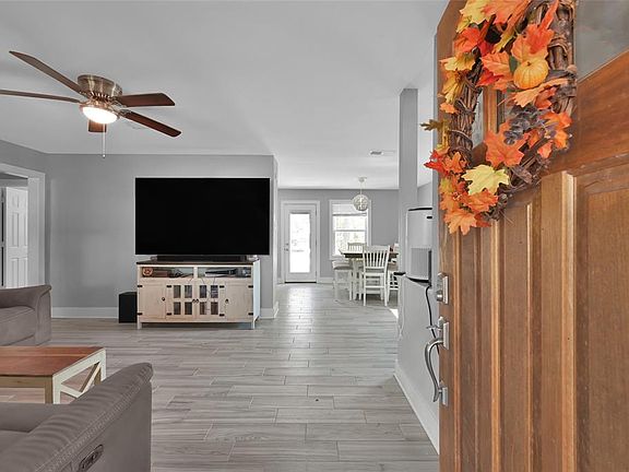 5th image of 404 S Manthey Avenue