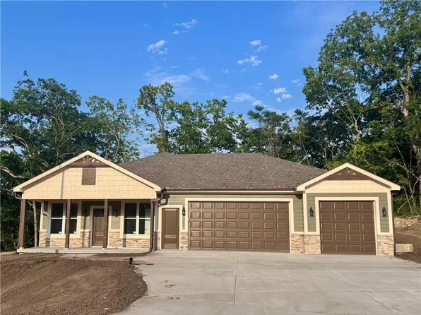 8479 Eagle Creek Dr, De Soto, KS 66018