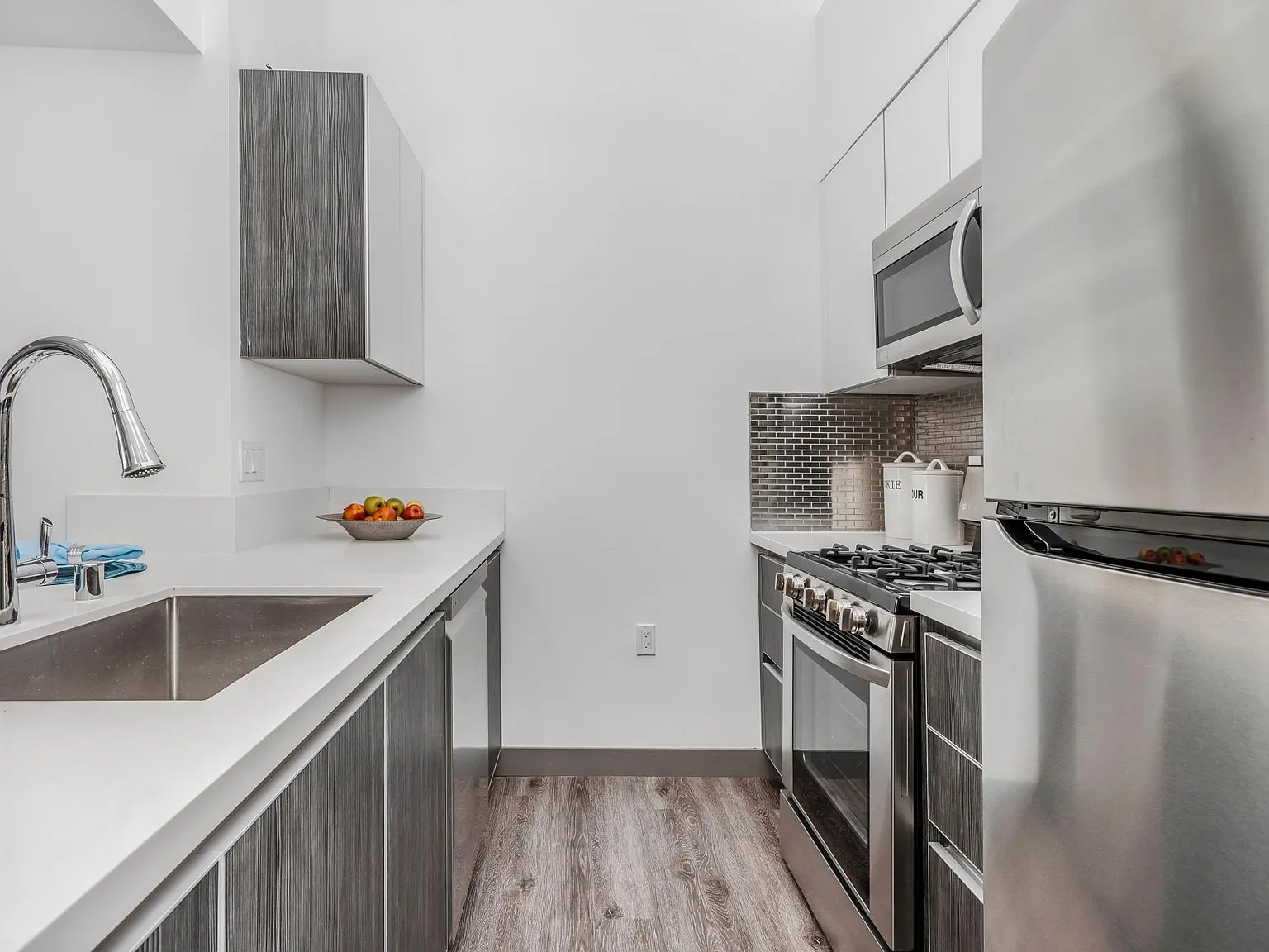 5066 Romaine Street — Photo 1