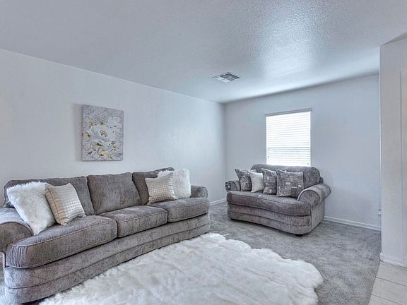 3rd image of 38 W Calle Mantilla