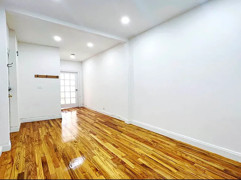 256 12th St #2R — Photo 6