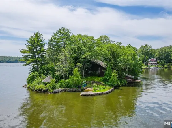 68 Rocky Point Rd W, Hewitt, NJ 07421