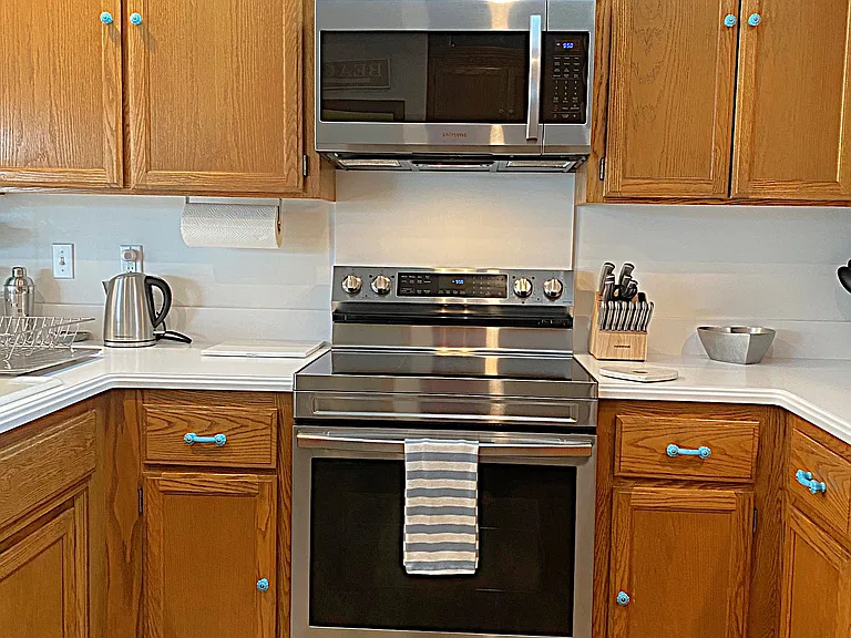 Kitchen Samsung Air Fry Oven Range o/Porcelain Tile Floor