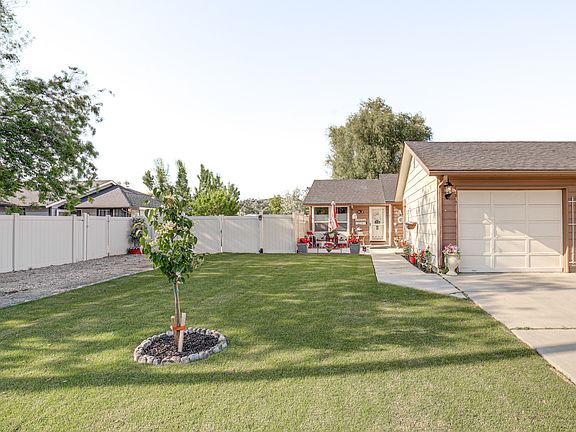 3rd image of 2420 Hillcrest Way