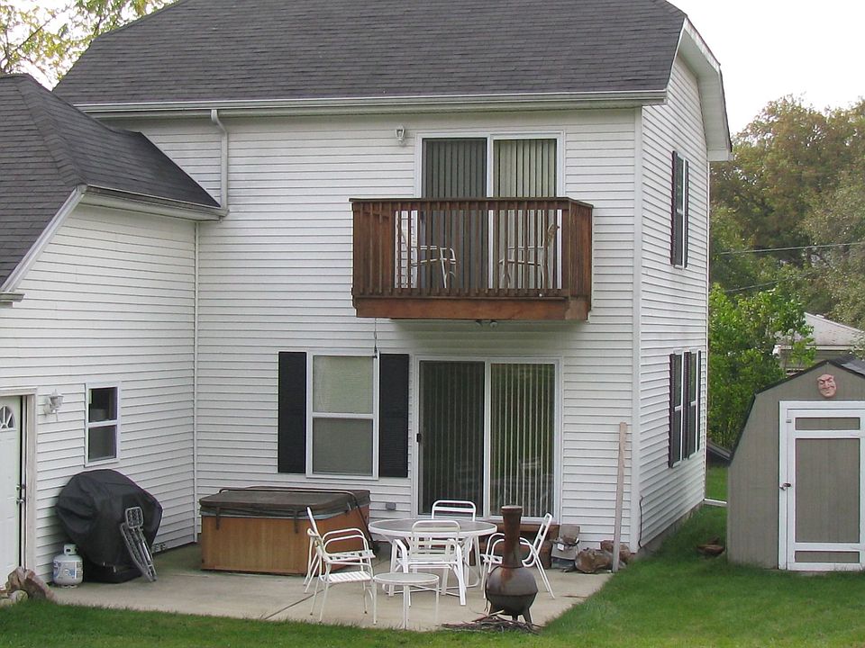 2nd image of 821 E Baird St