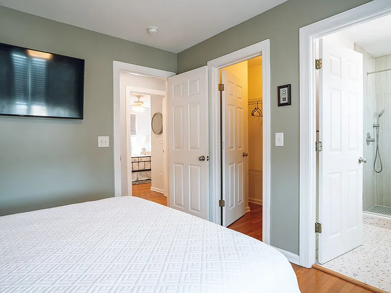 Queen bedroom with ensuite full bathroom