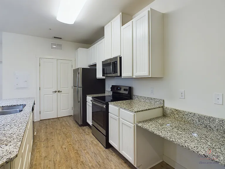 Mystic Bluff Apartments — Photo 122
