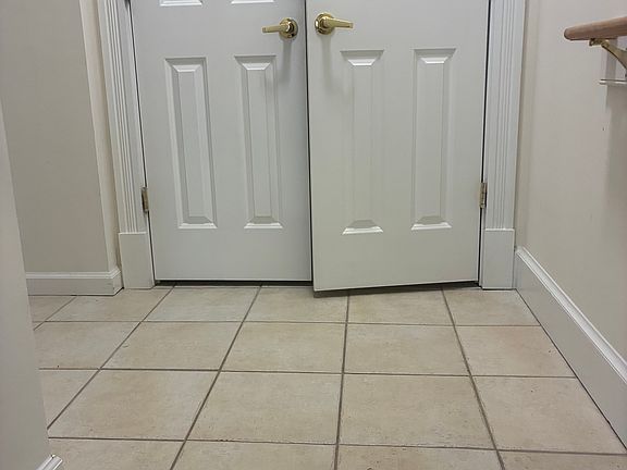 2nd image of 932 Oakwood Ave #932