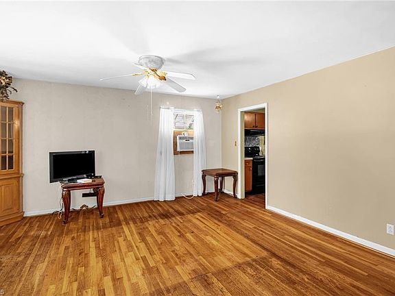 3rd image of 904 Ashe St