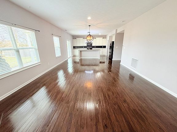 5th image of 1618 Woodside Cir