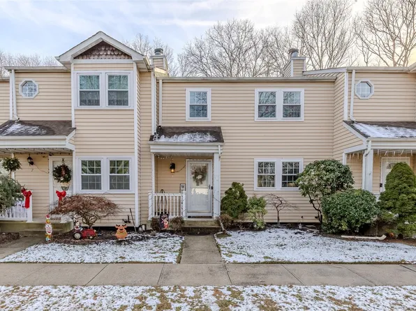 6 Huntington Commons, Yaphank, NY 11980