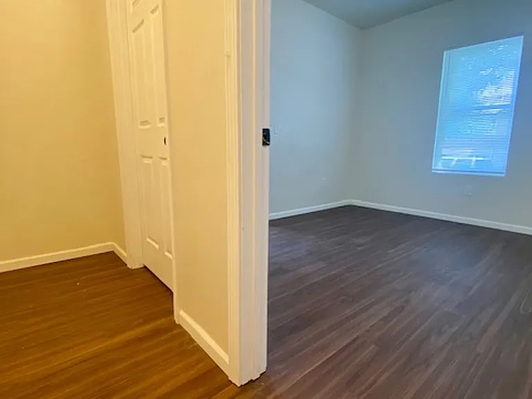 1172 E Walnut St — Photo 23