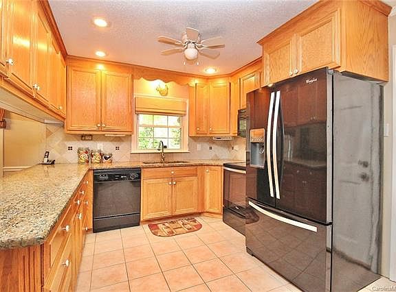 4th image of 2450 Redbud Dr