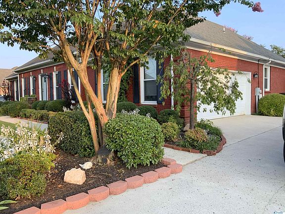 3rd image of 110 Redcliffe Dr