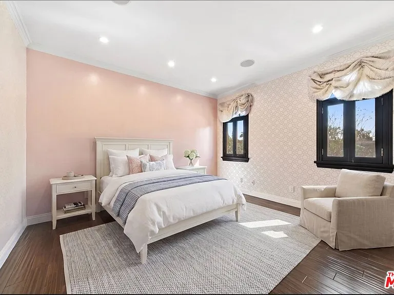 458 N Flores St — Photo 28
