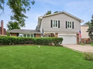 17W467 Portsmouth Dr, Darien, IL 60561