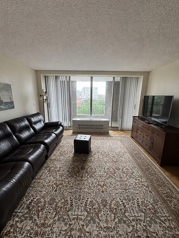 2 bed, 2.0 bath, 1300 sqft, $4,000 — Photo 3