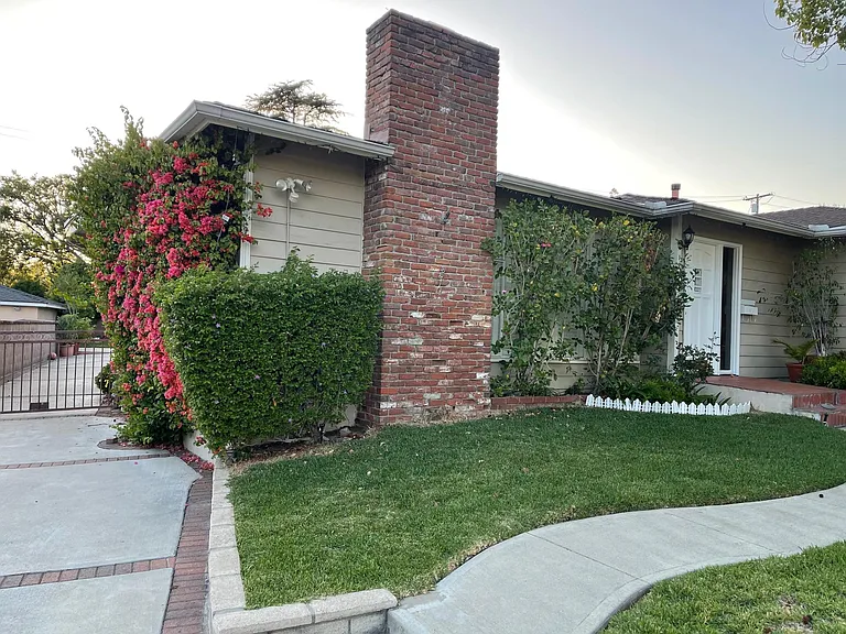 1085 Riviera Dr — Photo 13