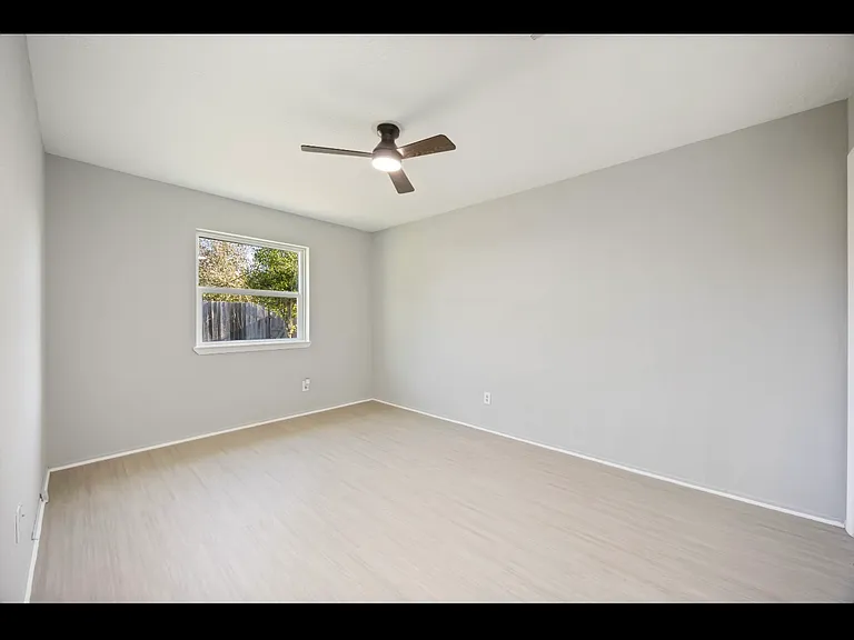2302 Green Knoll Dr — Photo 20