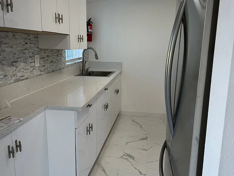 13950 Hesperia Rd #5 — Photo 4
