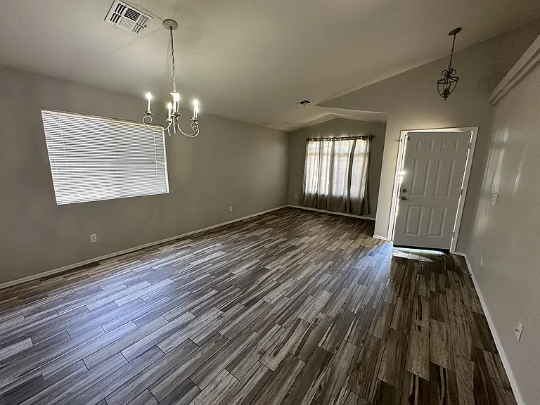 2425 S 159th Ln — Photo 4