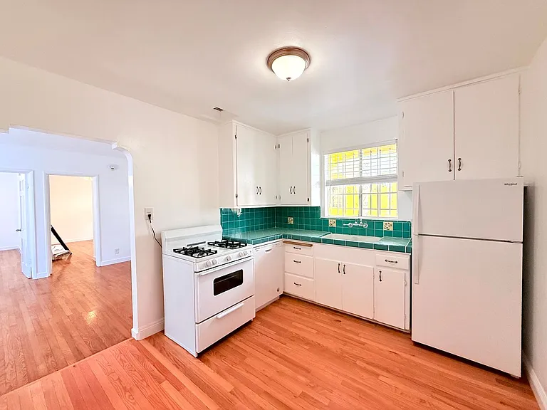 637 E. Rose Avenue — Photo 8