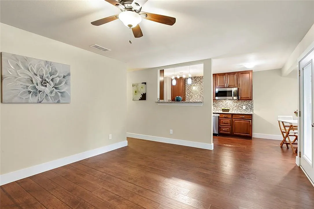 3 bed, 2.0 bath, 1020 sqft, $2,195 — Photo 4