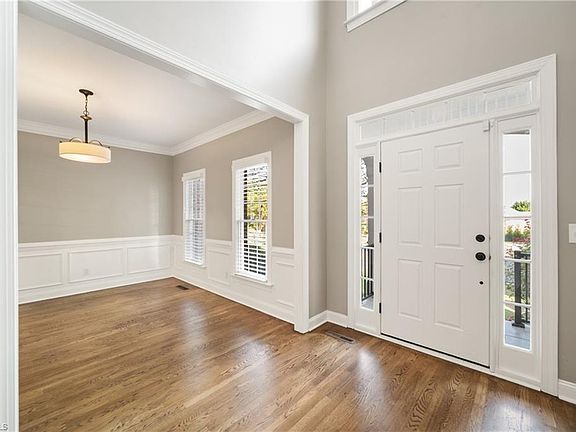 5th image of 121 Foxmoor Ct