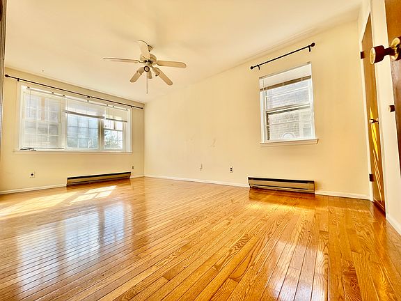 5th image of 18914 Crocheron Ave