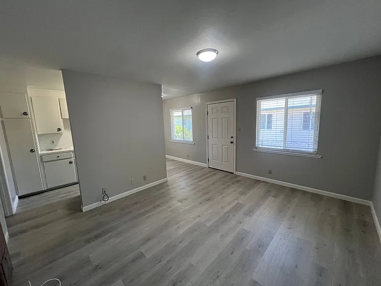 846 Emory St — Photo 4
