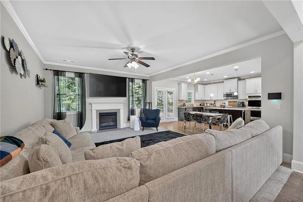 4 bed, 3.0 bath, 3188 sqft, $3,300 — Photo 4