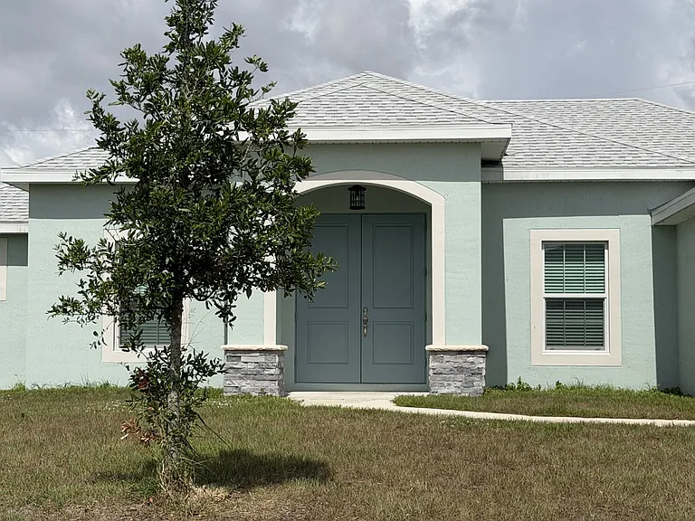 4634 SW Athena Dr — Photo 1