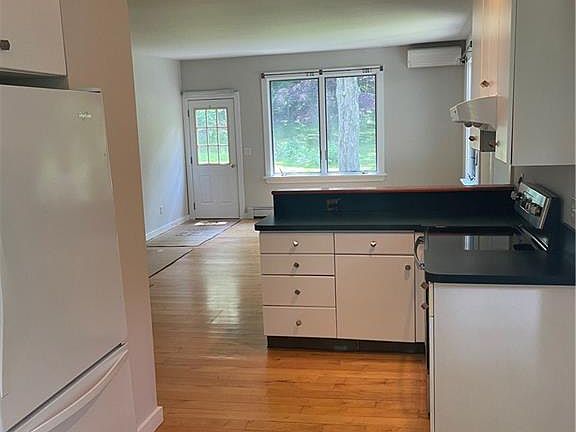 3rd image of 22 Hall Ave