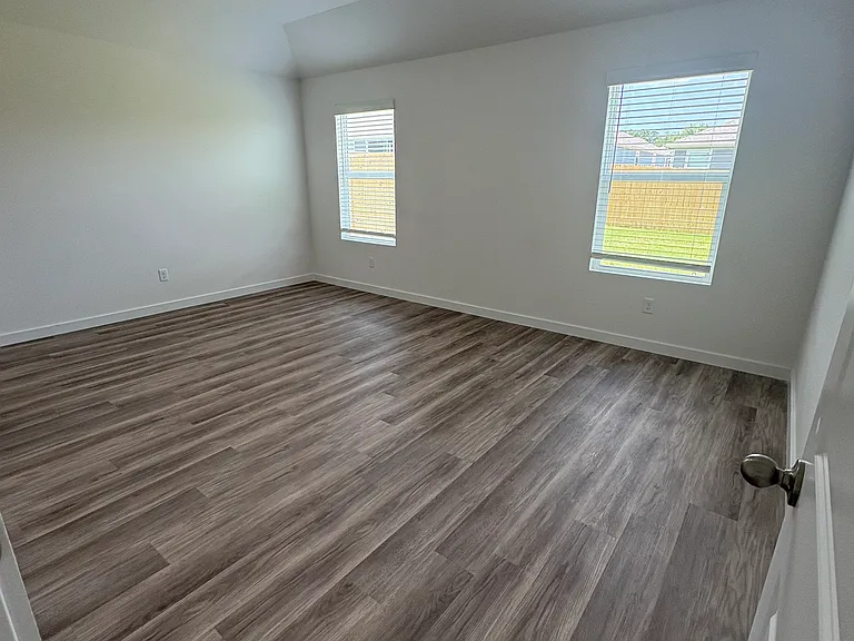 201 NW Granny Smith St — Photo 4