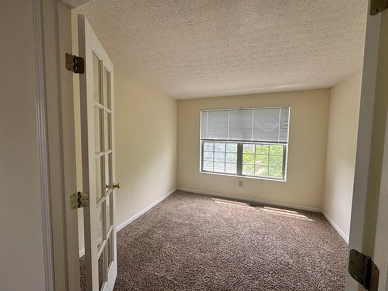5698 Grantham Ln — Photo 10