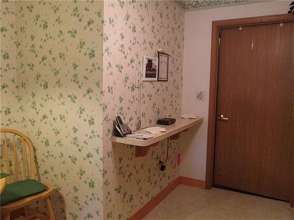 5th image of 203 Redmont Pl