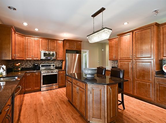 5th image of 14102 Woodward Dr
