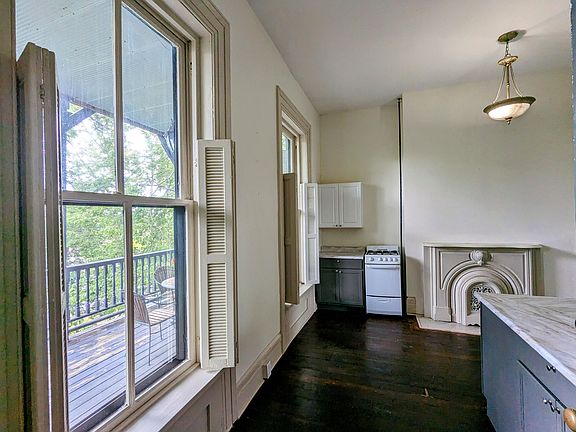 3rd image of 612 E Main St #3