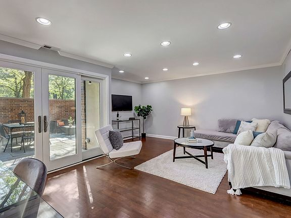 3rd image of 1330 N Lasalle St #103