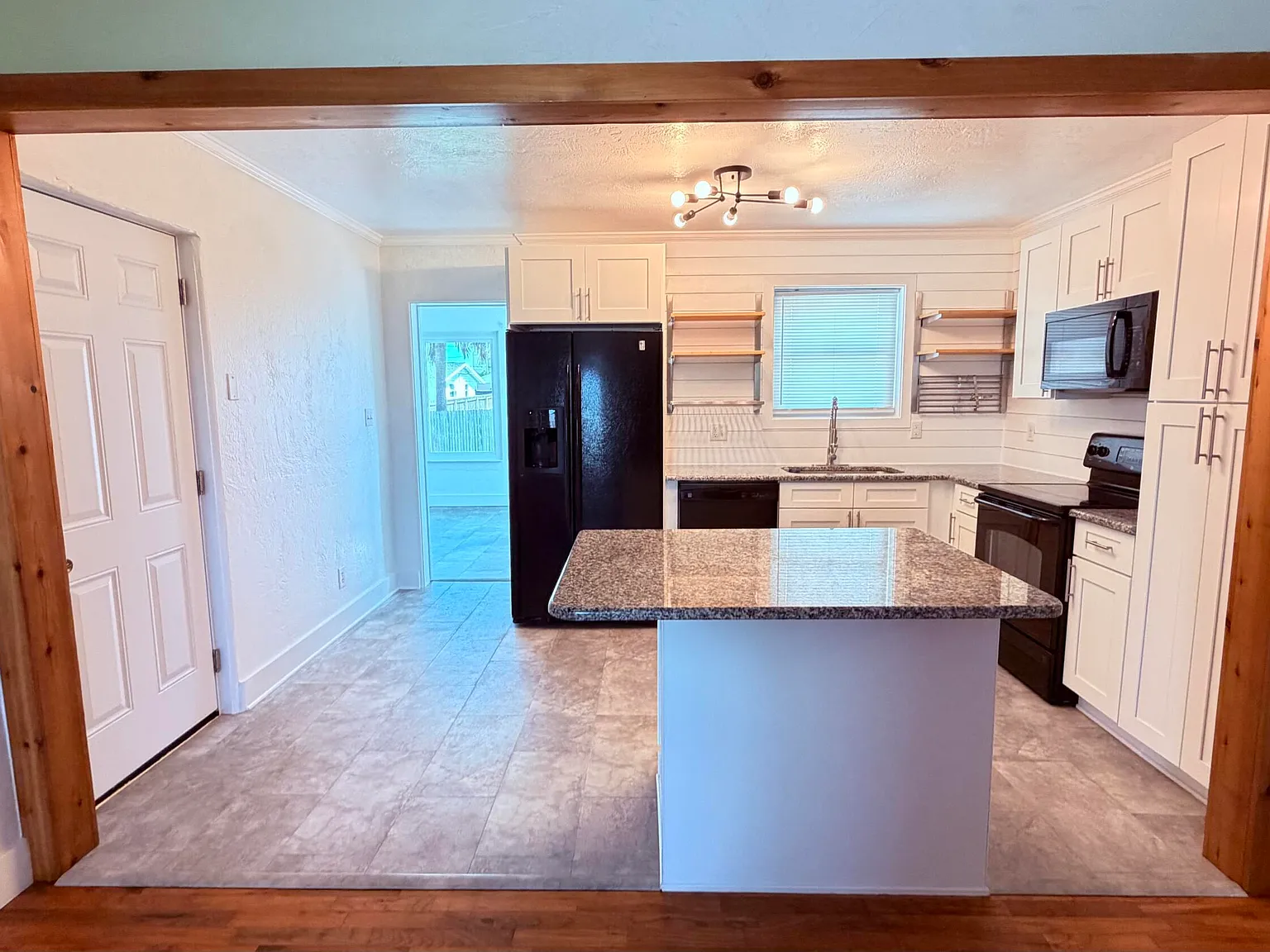 3 bed, 2.0 bath, 1151 sqft, $2,450 — Photo 3