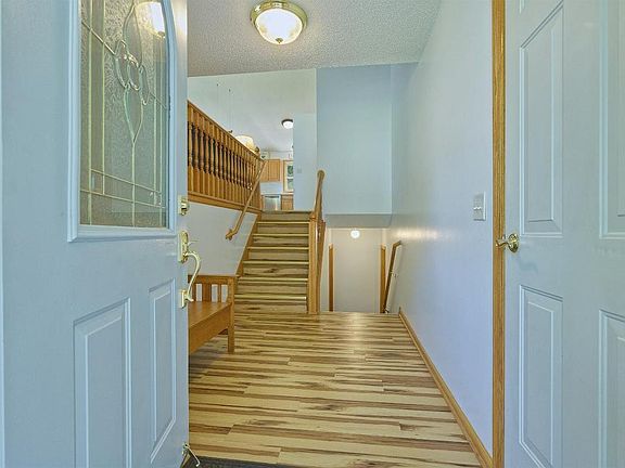 3rd image of 561 Kingsley St S