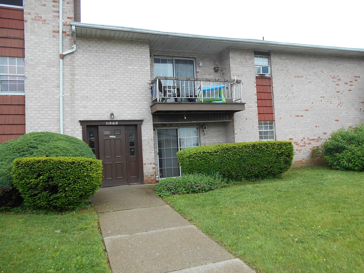 Building Photo - 1302 E Tremont St #16