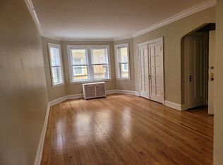 6445 N Richmond St #1W, Chicago, IL 60645