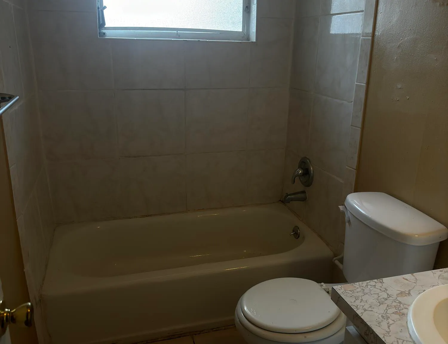 2 bed, 1.0 bath, 2215 sqft, $1,800 — Photo 3
